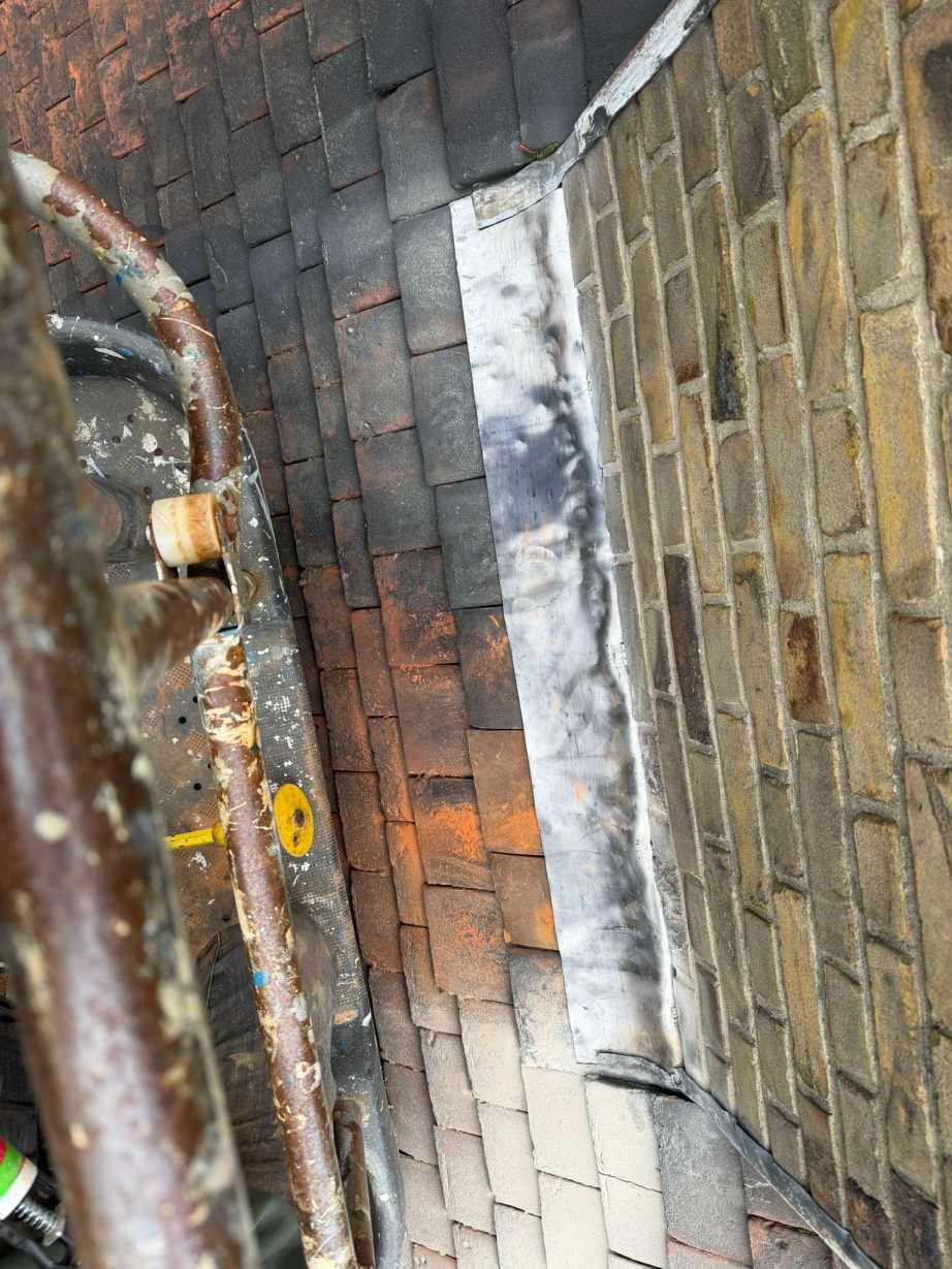 Daklekkage reparatie specialist aan het werk