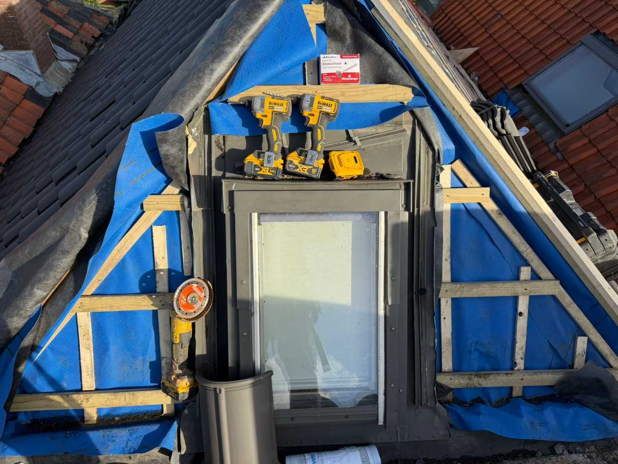 Dakraam lekkage repareren